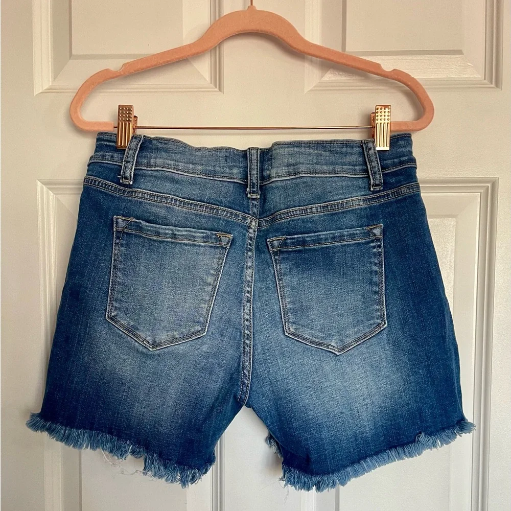 Zenana Medium Wash High Rise Frayed Hem Denim Shorts Size M - Picture 3 of 4